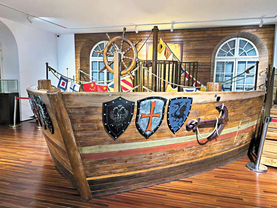 館內打造了香港到上海的船模型，可以讓體驗者模擬海上風浪帶來的乘船感受。