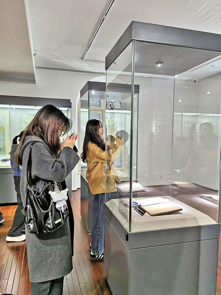 遊客在館內參觀。