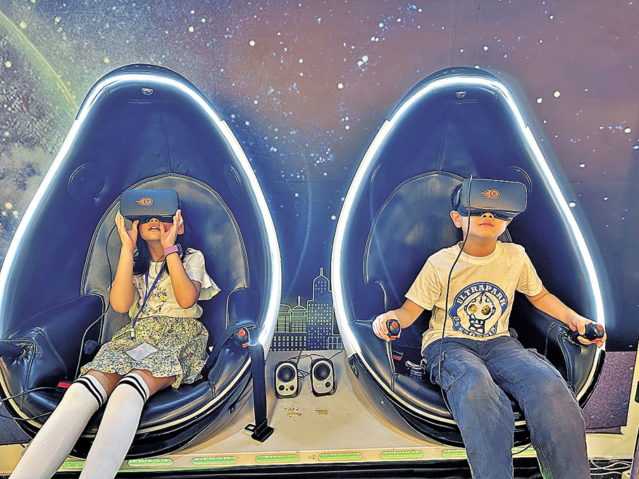參觀者在上海氣象博物館內體驗VR互動。 