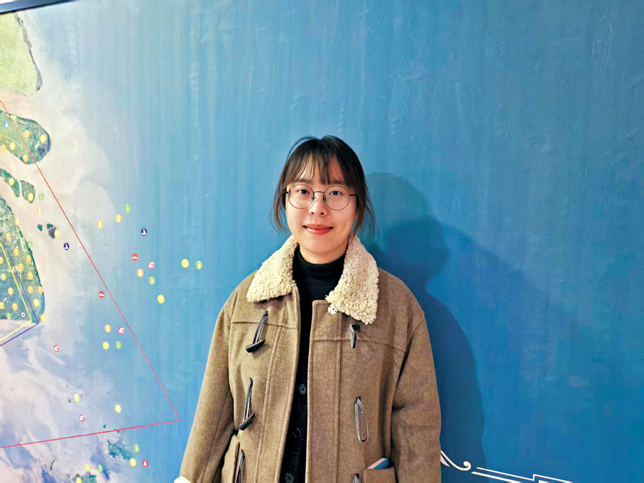 遊客祝女士：平時我就對一些小眾知識非常感興趣，這次逛展也是做好了提前功課，知道這裏有專門的氣象講解，所以特意在網上提前預約了名額來參觀，這一次的參觀確實讓我收穫匪淺，也了解到了很多氣象播報、氣象探測選址方面的知識，感覺不虛此行。