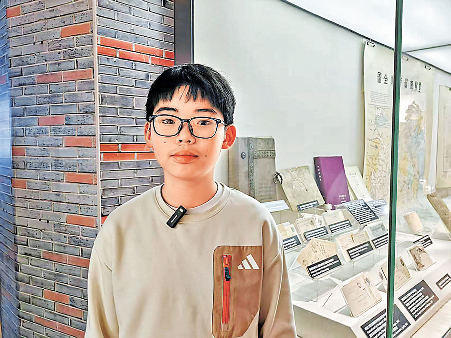 遊客儲同學：這次來上海旅遊， 特意來到上海氣象博物館打卡，在逛館之前我以為氣象是比較枯燥和簡單的，但參觀完展館之後才發現原來氣象知識也可以那麼有趣。在這次逛展中，讓我印象最深的就是手繪的颱風眼圖，在過去落後的條件下，當時的專業人員可以通過自己的知識將颱風眼畫出來且和現實中相差無幾，真的很震撼，這次逛展讓我對氣象知識有了更濃厚的興趣。