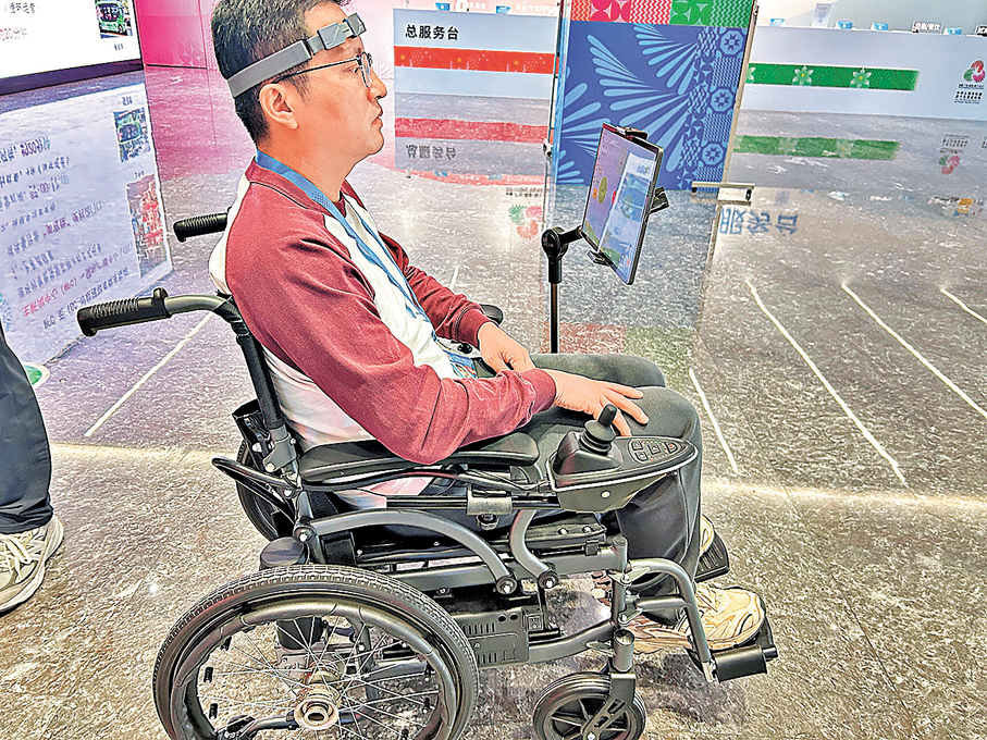 ●殘特奧會上，一款腦機接口智能輪椅亮相。 資料圖片