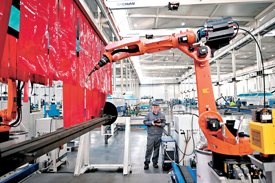 ●工人在河北唐山百川機器人共享智能製造工廠內測試機器人產品性能。 資料圖片