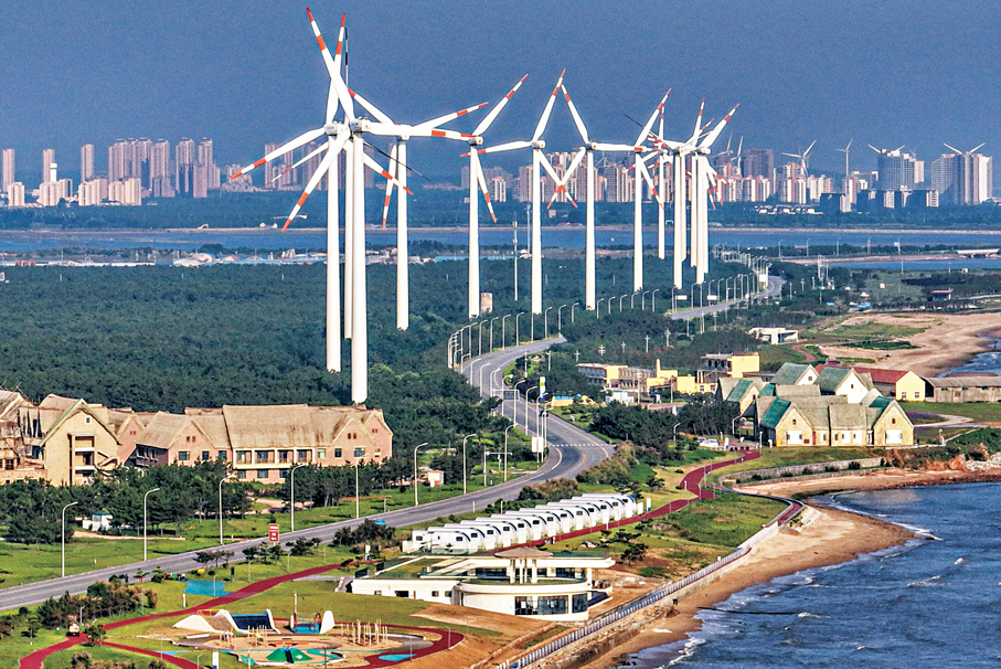 ●中國在可再生能源、電動汽車、電池、數字基礎設施和先進製造領域快速進步。圖為山東省榮成市港西鎮北部沿海一處風電場。 資料圖片