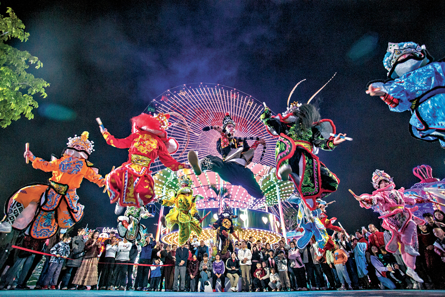 ●2月19日，英歌舞隊在廣東省佛山市高明區濱荷Park生態文創園街頭巡遊表演。 資料圖片