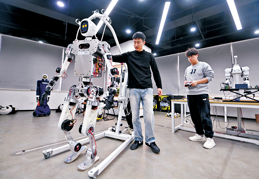 ●2月27日，在位於天津濱海高新區的天津木牛流馬科技發展股份有限公司，工作人員對一款具身機器人進行測試驗證。 資料圖片