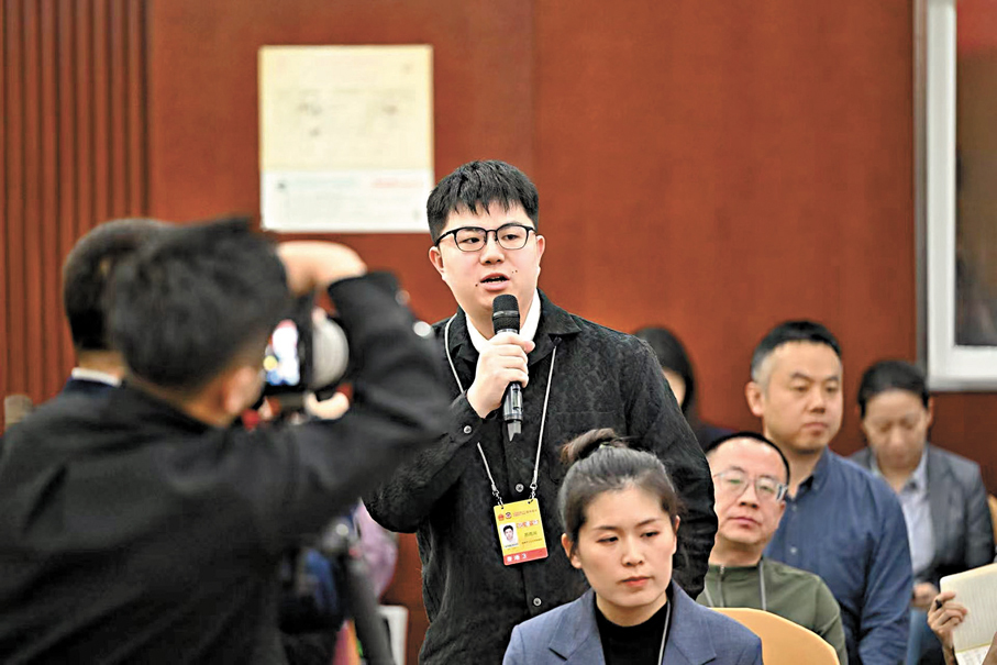 ●在十四屆全國人大四次會議內蒙古代表團開放日現場，香港文匯報記者向全國人大代表、內蒙古自治區呼和浩特市委副書記、市人民政府市長賀海東提問。 香港文匯報兩會傳真