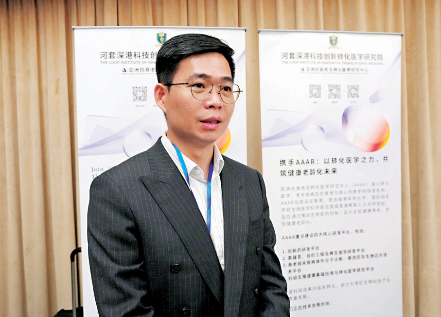 ●參展機構代表江先生。大公文匯全媒體記者林少權  攝