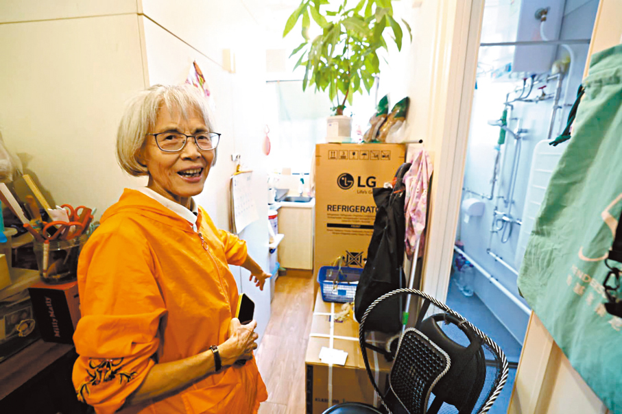 ●相比以前住在僅50呎的劏房，李姐大讚現居的100呎新居寬敞舒適，心情也為之豁然開朗。