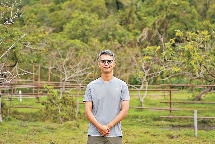 ●麥智鋒介紹大嶼山水口的保育成效。 發展局網誌圖片
