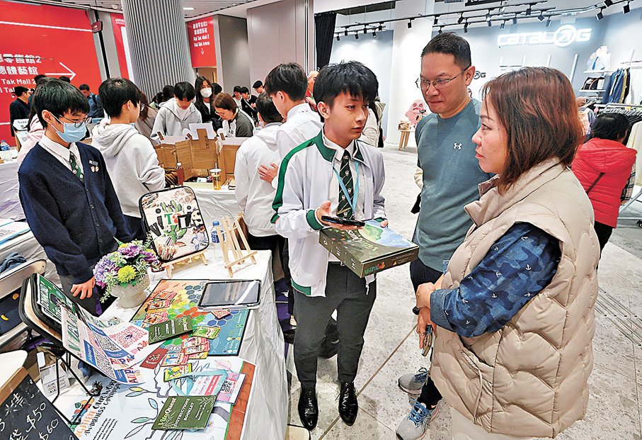 ●參加的學生自組公司，由構思、設計、製作到銷售一手包辦，在市集中展示極具創意的產品。香港文匯報記者郭木又  攝