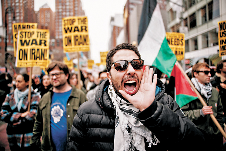 ●紐約市民眾高喊口號，反對美以襲擊伊朗。 路透社