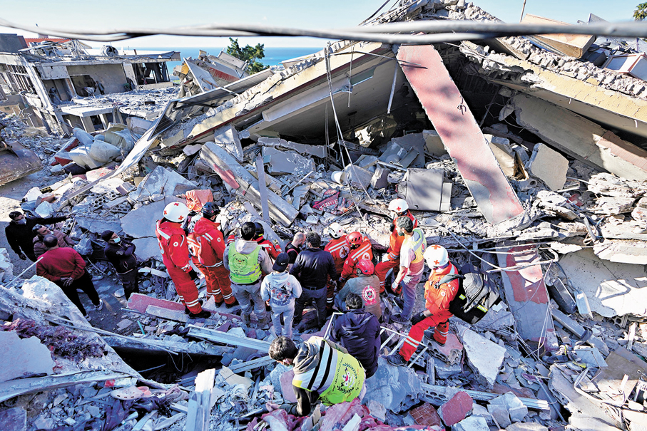 ●黎巴嫩南部一幢建築物被以軍炮火摧毀，救援人員在瓦礫中搜索。 美聯社