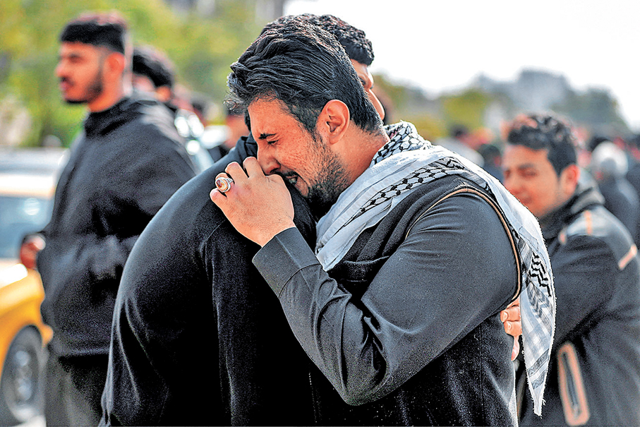 ●伊拉克一名親伊朗軍事組織成員在美軍空襲中喪生，親友在葬禮上痛哭。 法新社