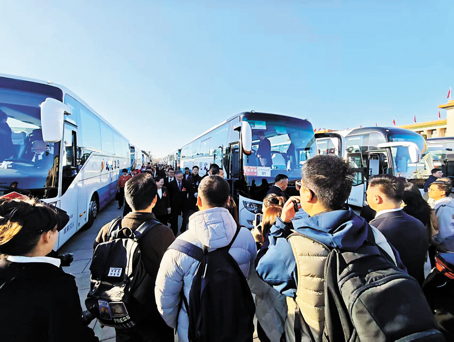 ●記者們的新聞「戰線」從大會堂延伸到了代表團巴士前。香港文匯報記者李陽波 攝