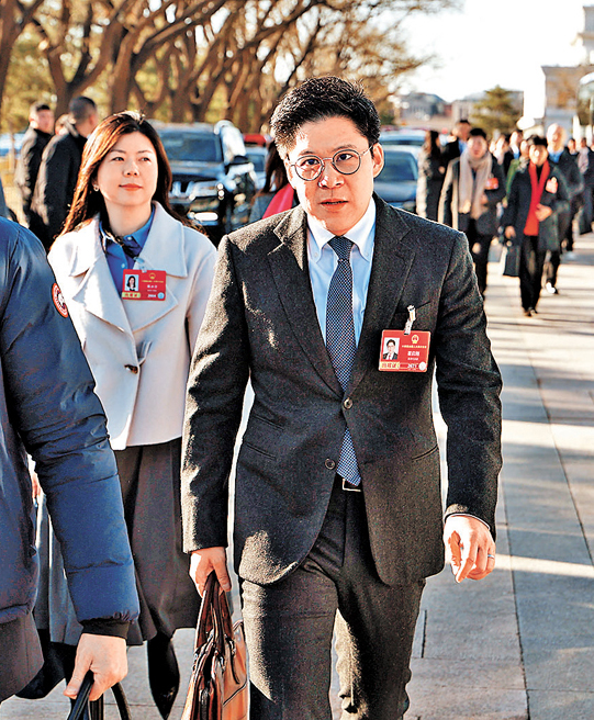 ●港區全國人大代表、香港立法會議員霍啟剛（右）。中新社