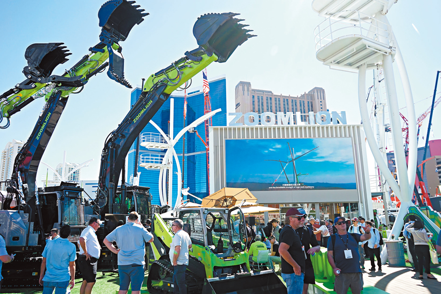 ●3月3日，人們在美國拉斯維加斯工程機械展上參觀中聯重科展區。 新華社