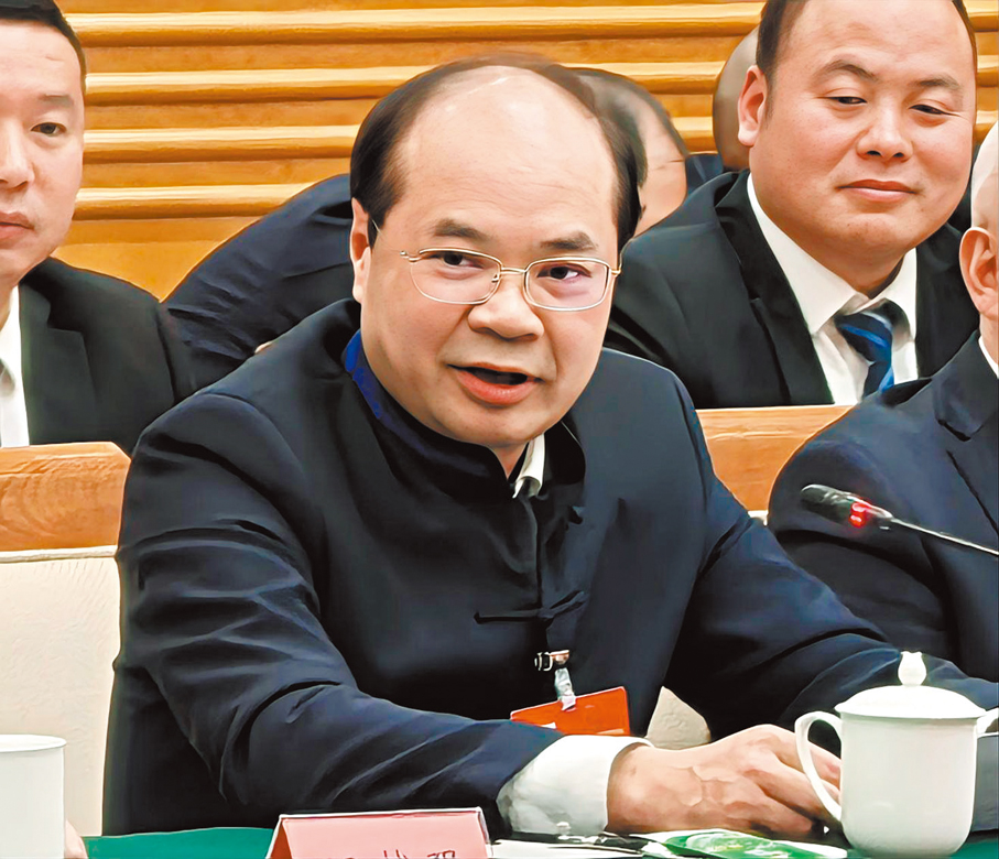 ●全國人大代表、黔西南州州長黃興文  香港文匯報記者黃鋒 攝       