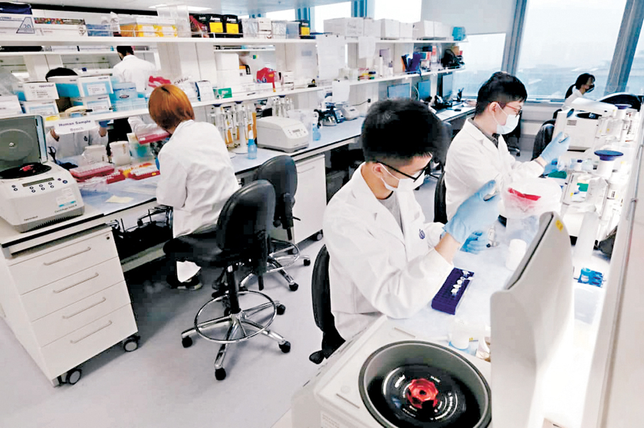 ●香港「要主動」「要轉型」「要升級」是港區全國人大代表和港區全國政協委員在履職、實踐和思考中總結的智慧結晶。圖為香港科學園的研究人員正在進行分析工作。  資料圖片