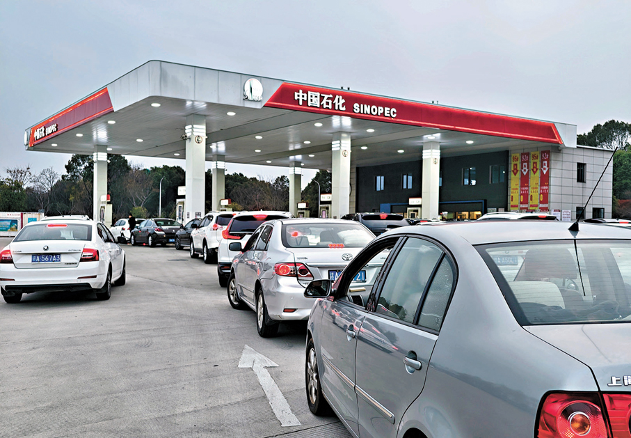 ●隨着中東緊張局勢延續、國際原油價格攀升，中國成品油價迎四年來最大漲幅。 中新社