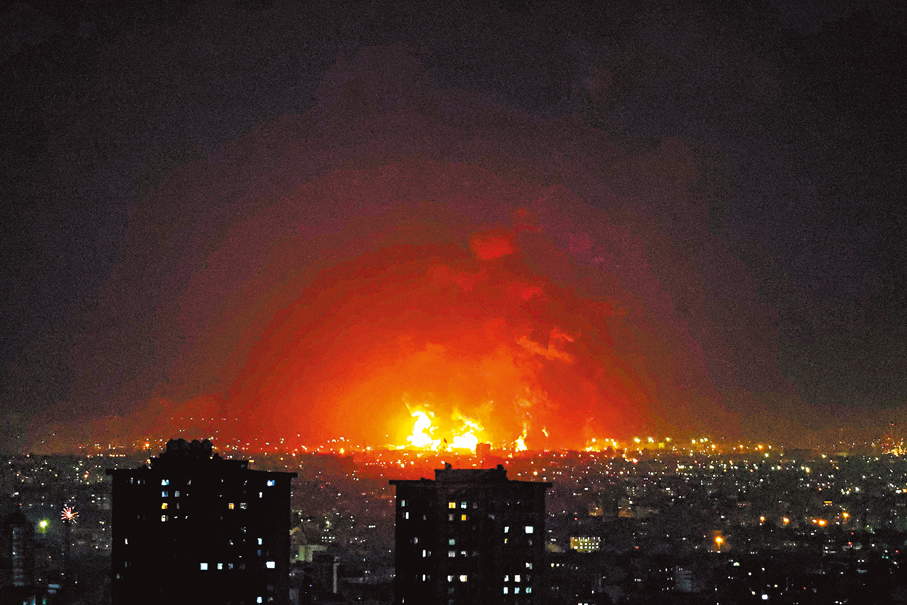 ●德黑蘭煉油廠遭到攻擊後發生爆炸。 法新社