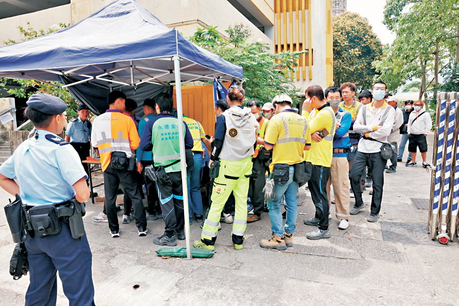●3月9日，警方在大埔宏福苑加強保安措施。 香港文匯報記者劉友光  攝