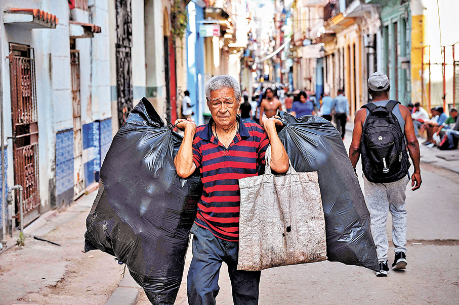 ●3月5日，哈瓦那市面剛從停電中恢復過來。 法新社