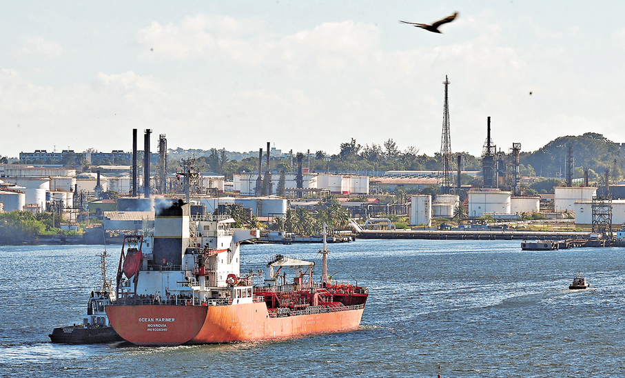 ●1月9日，一艘運油船駛往哈瓦那碼頭。 資料圖片
