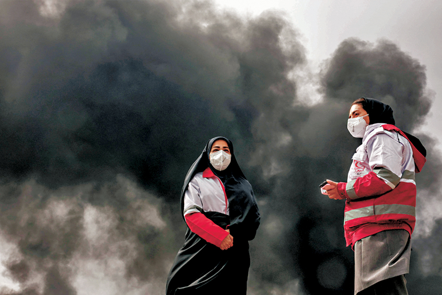 ●伊朗紅新月會人員在受襲儲油設施附近視察情況。 法新社