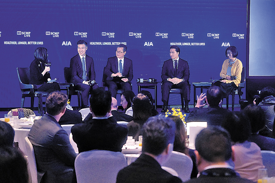 ●陳茂波（左三）昨出席活動時表示，香港須把握國家發展機遇與科技創新浪潮，以維持競爭力並推動經濟轉型。左二為友邦香港及澳門首席執行官馮偉昌。  香港文匯報記者涂穴  攝