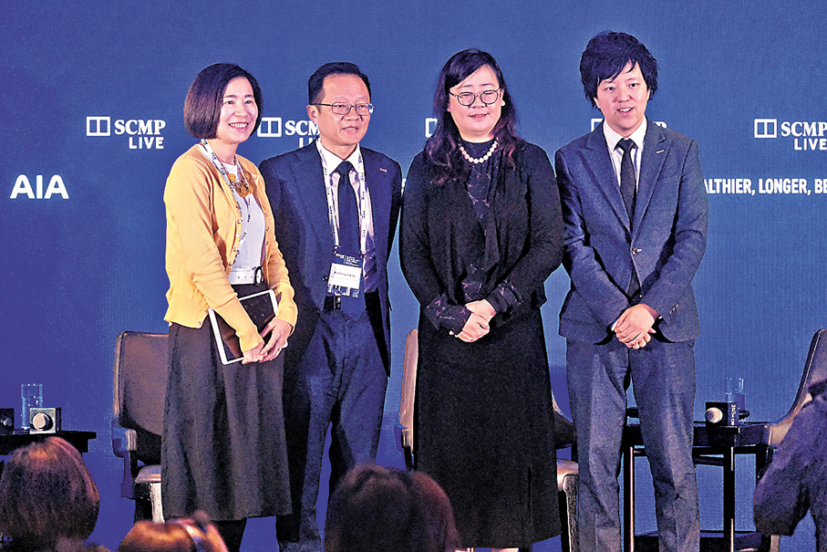 ●花旗雷智顏（右二）和團結香港水志偉（右一）。  香港文匯報記者涂穴  攝