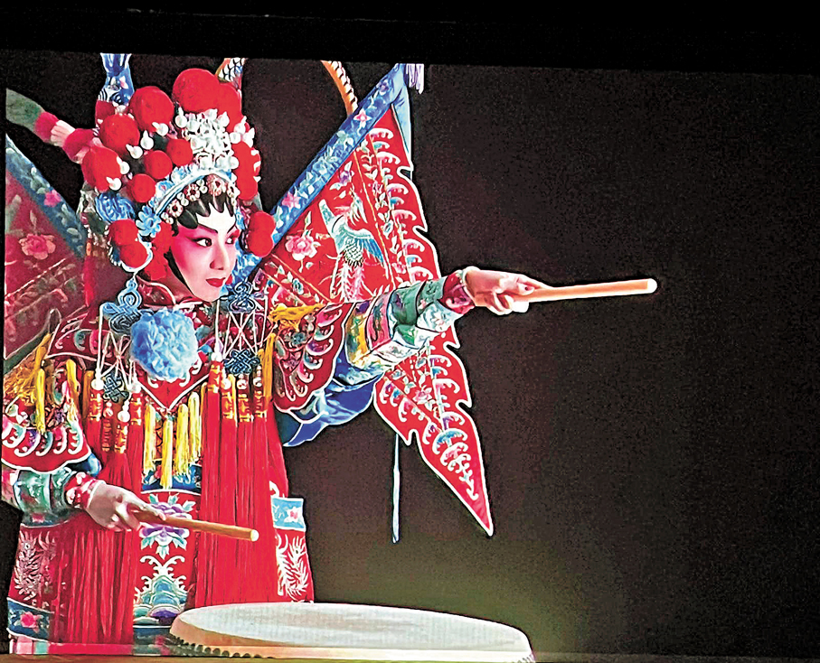 ●梁非同化身梁紅玉，鼓聲震天，氣勢如虹，盡顯刀馬旦功架。 作者供圖