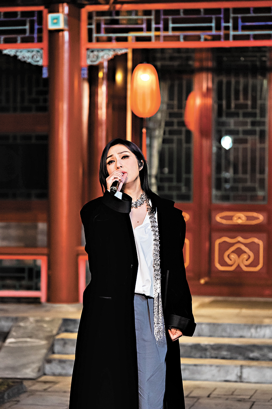 ●楊千嬅在春雪中直播唱新歌。   大會供圖