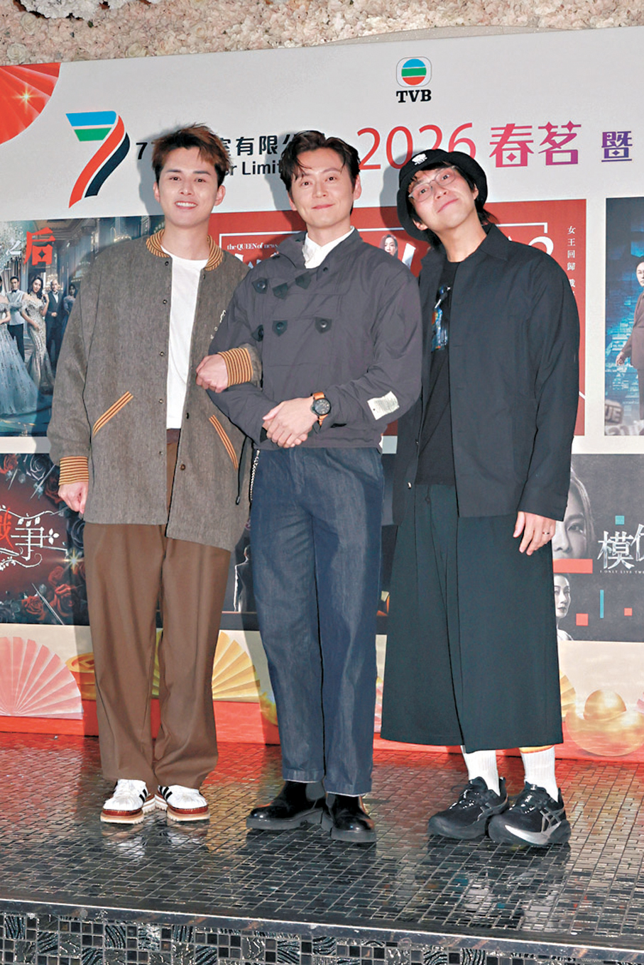 ●（左起）何廣沛、張振朗與吳業坤老友鬼鬼。  香港文匯報記者北山彥 攝