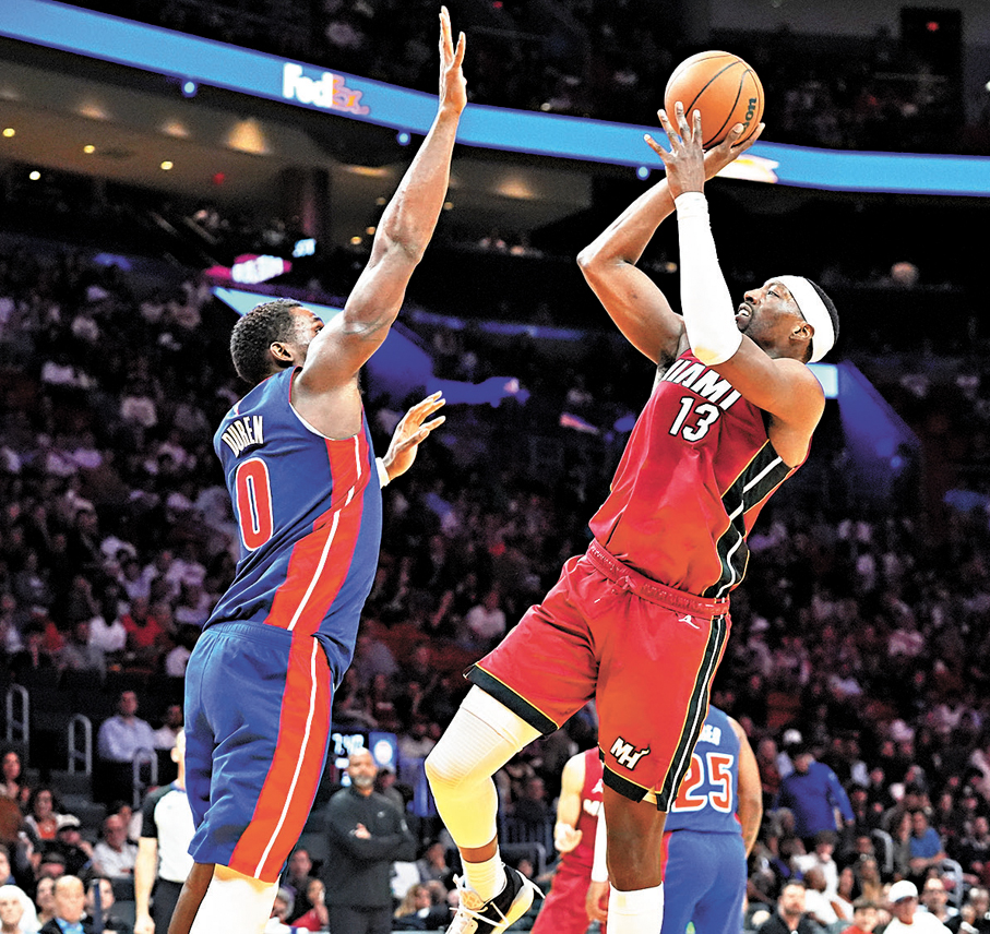 ●艾迪拜約（右）在比賽中。   美聯社