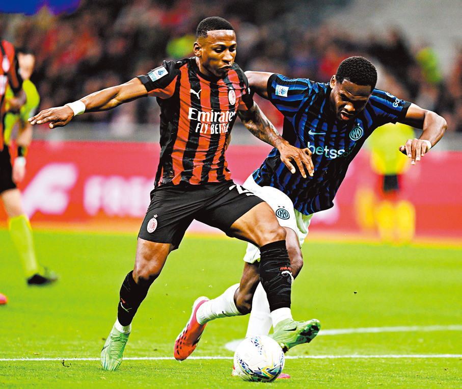 ●A米入波功臣艾斯度比倫（左）在比賽中。  路透社