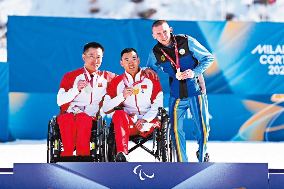 ●劉子旭（中）、毛忠武（左）和季軍烏克蘭選手塔拉斯·拉德在頒獎儀式上。  新華社