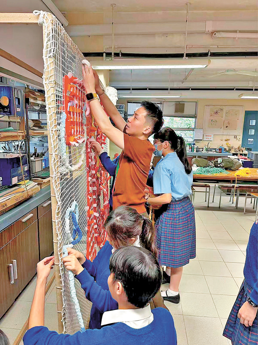 ●去年國慶期間，羅嘉豪帶領香港中學生共同製作「76」字樣的藝術編織作品。受訪者供圖