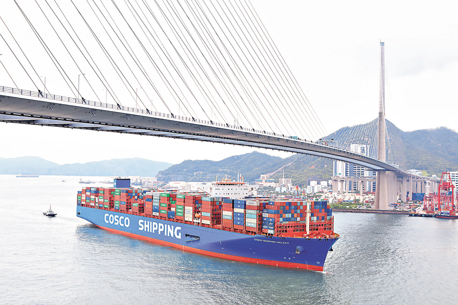 ●圖為中遠貨船駛經昂船洲大橋。