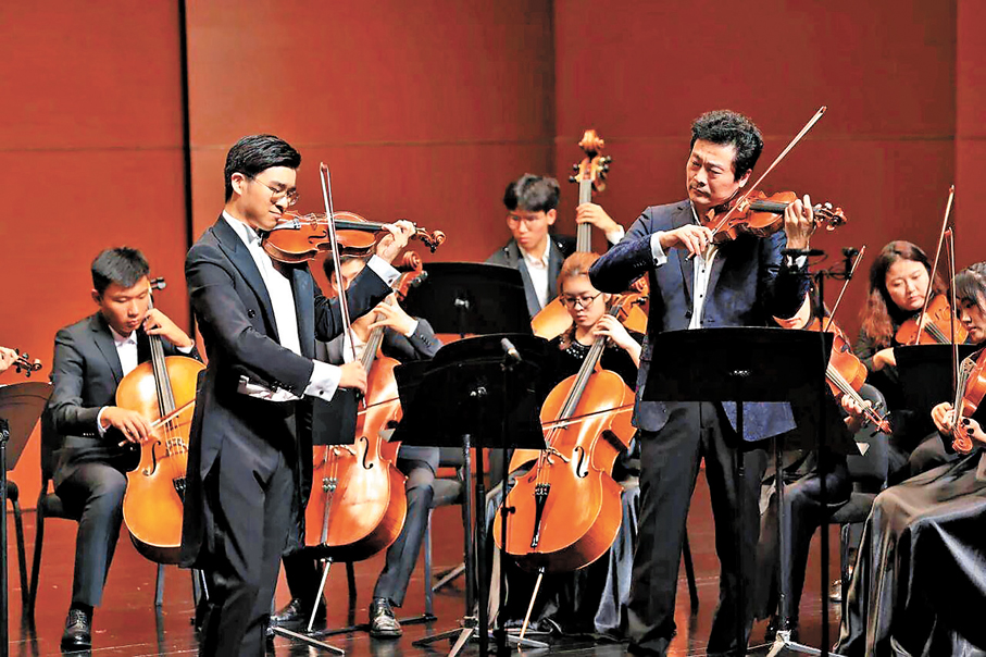 ●李澤森（左站位）以音樂促進兩地青年交流。 受訪者供圖