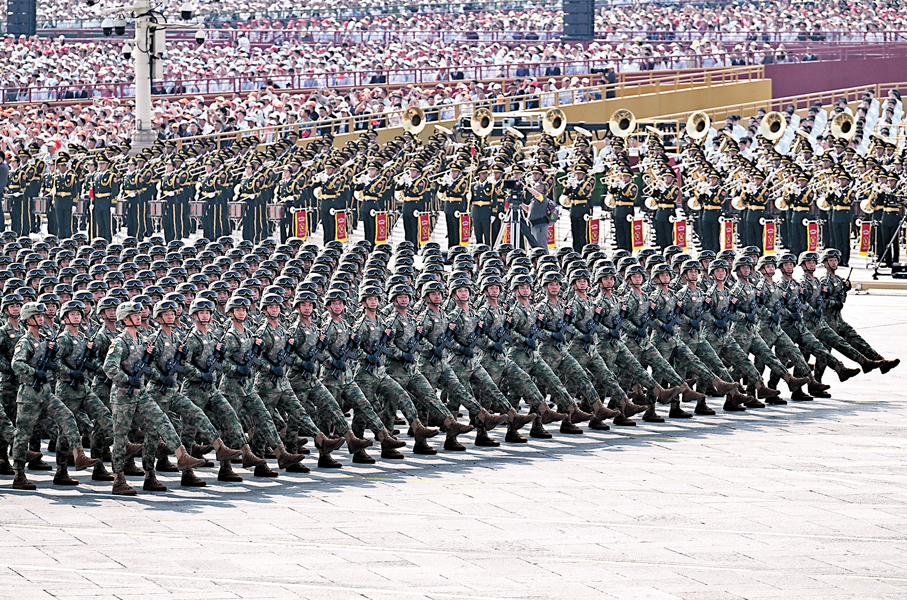 ●軍方指出，增加的國防支出主要用於優化軍事人力資源政策制度，提高軍隊院校辦學育人水平等幾方面。圖為去年抗戰勝利80周年閱兵中，軍事航天部隊方隊接受檢閱。 資料圖片