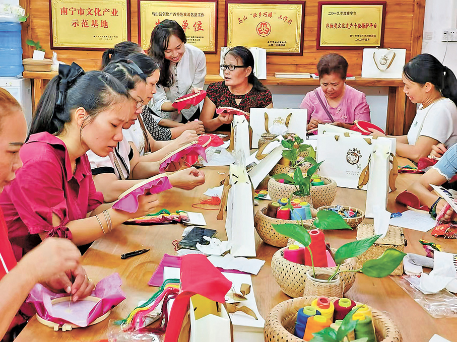 ●在藍淋的帶領下，馬山縣2,000多名婦女經過培訓成為合格的壯繡繡娘，實現增收脫貧。