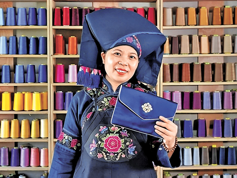 藍淋（壯族）  全國人大代表、非物質文化遺產壯繡傳承人、高級刺繡技師、廣西工藝美術大師