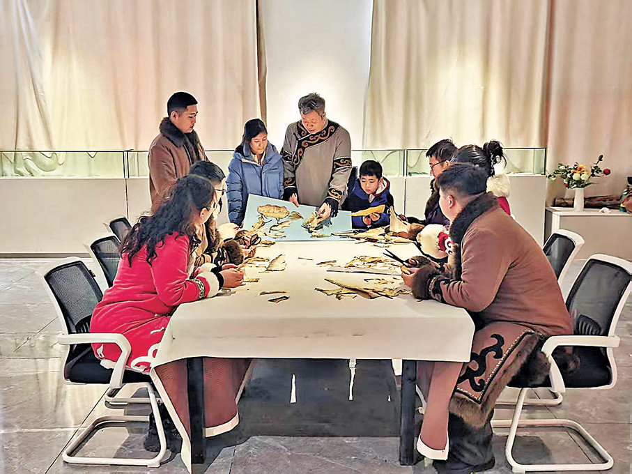 ●在佳木斯赫哲文化藝術中心，非物質文化遺產魚皮畫代表性傳承人為群眾講解魚皮畫製作過程。  香港文匯報記者于海江 攝