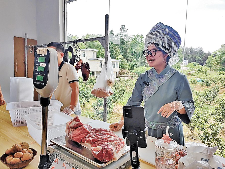 ●湖北省恩施土家族苗族自治州咸豐縣唐崖鎮彭家溝村年輕人在直播間帶貨，售賣當地土特產。