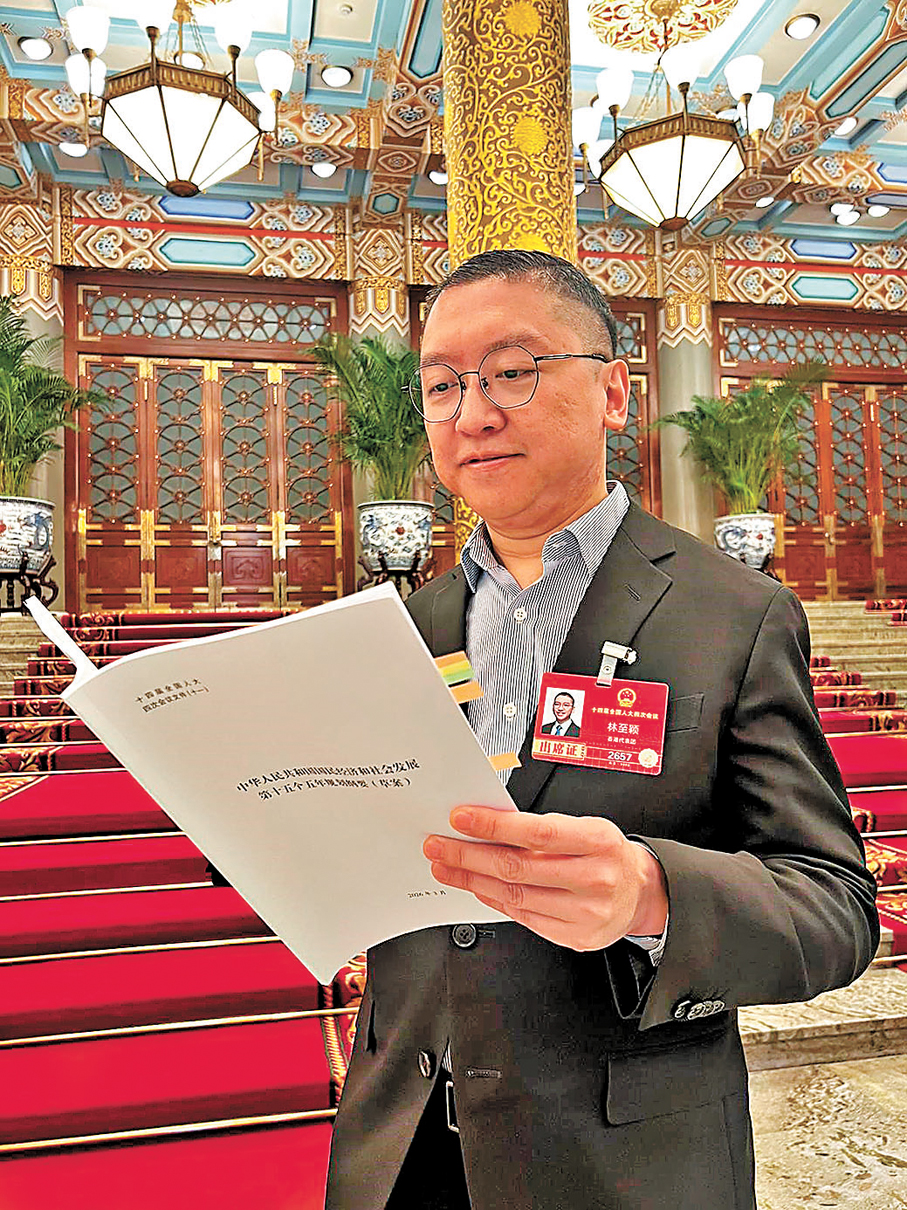 ●林至頴展示其貼上標籤貼的文件。