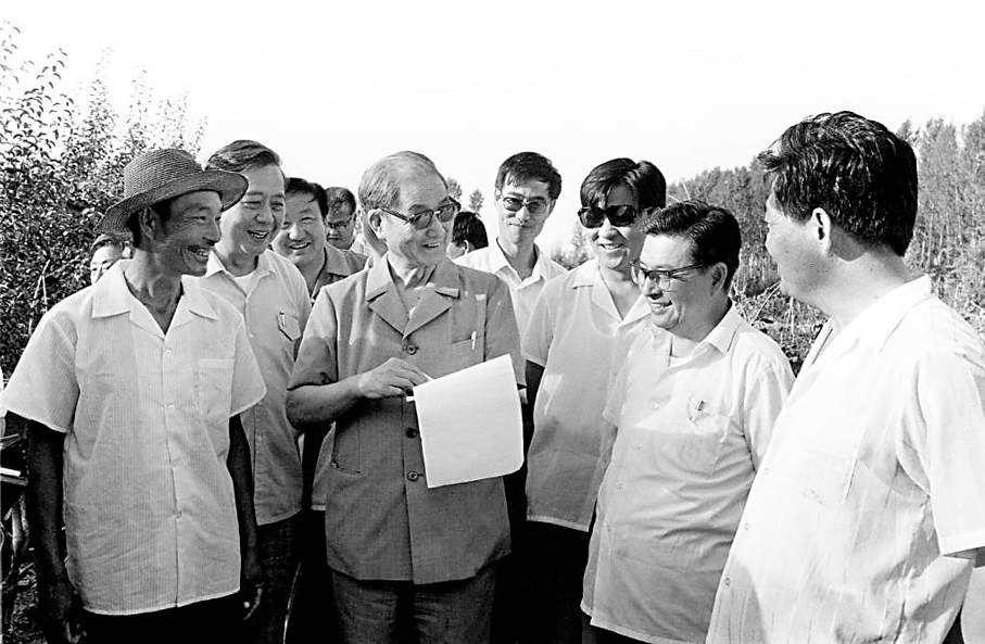 ●1990年7月中下旬，宋平同志（前左二）來到內蒙古自治區巴彥淖爾市臨河區馬場地村了解基層黨支部建設情況。 新華社