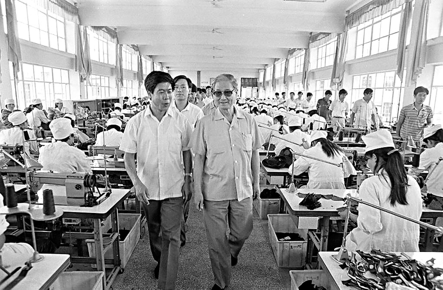 ●1990年8月14日，宋平同志（右）在山東省威海市文登區考察。 新華社