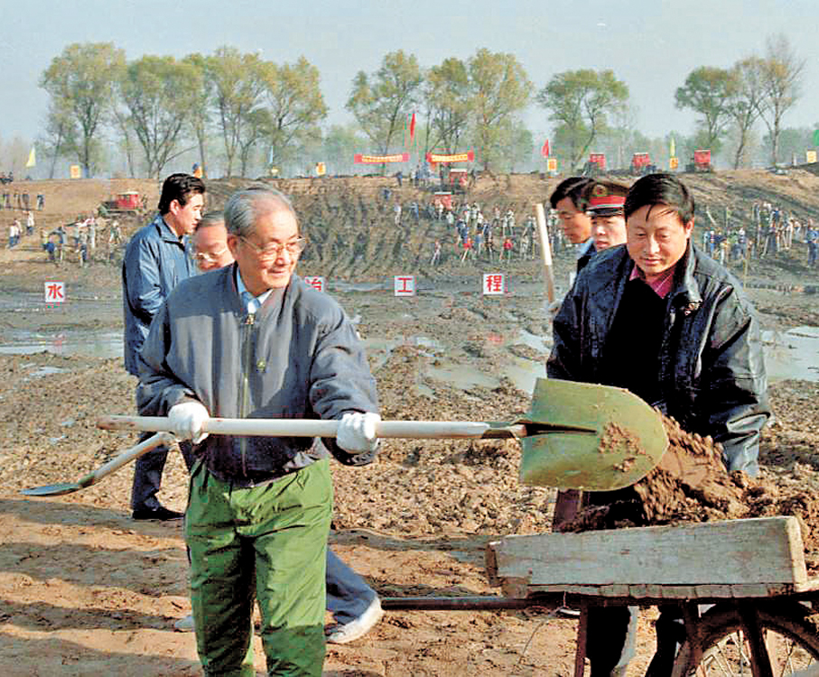 ●1991年11月13日，宋平同志（左）來到北京市通縣（今通州區）張家灣涼水河整治工程工地參加勞動。 新華社
