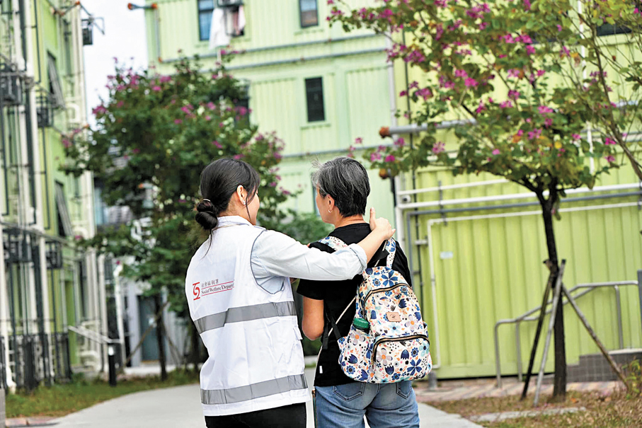 ●圖為社署的社工團隊早前到大埔過渡性房屋「樂善村」，探訪受火災影響的宏福苑居民，慰問他們的生活情況，仔細了解他們的福利需要。 勞工及福利局Fb圖片